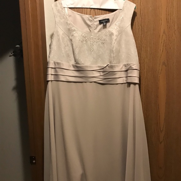 Dress, evening or wedding - Picture 8 of 8